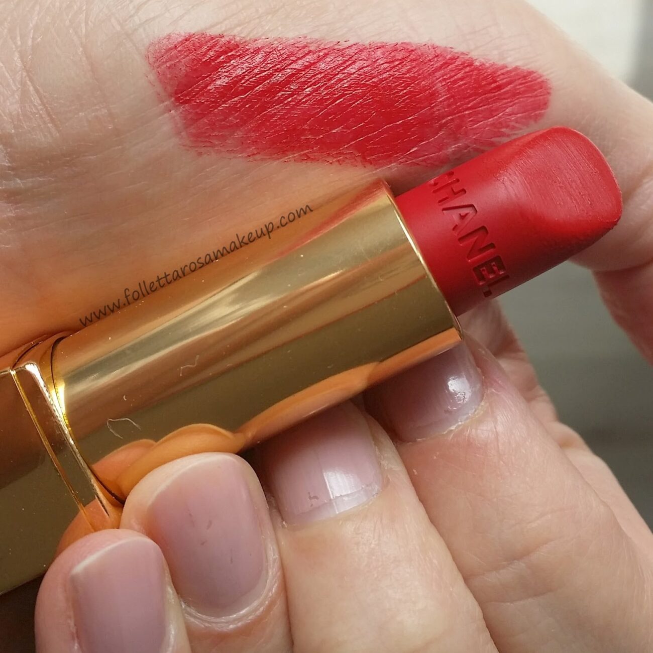 rouge-allure-velvet-chanel-swatch