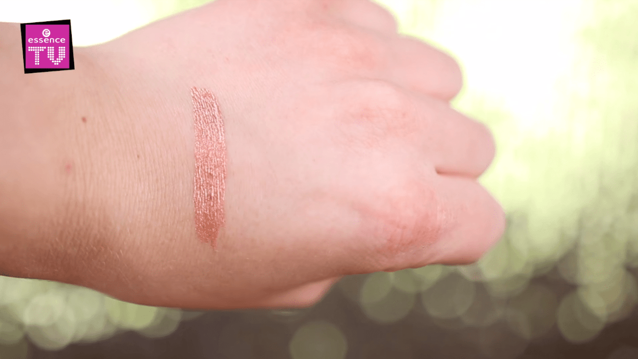 made-to-sparkle-essence-eyeliner-swatch
