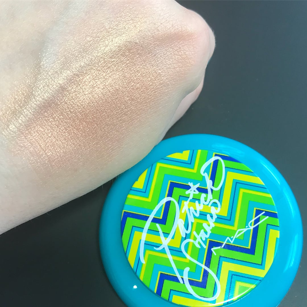 diva-feva-face-powder-mac-swatch