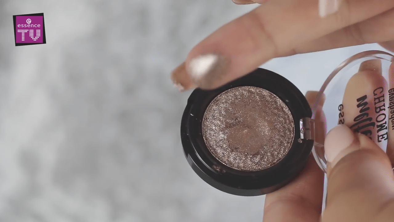 essence-melted-chrome-eyeshadow-02