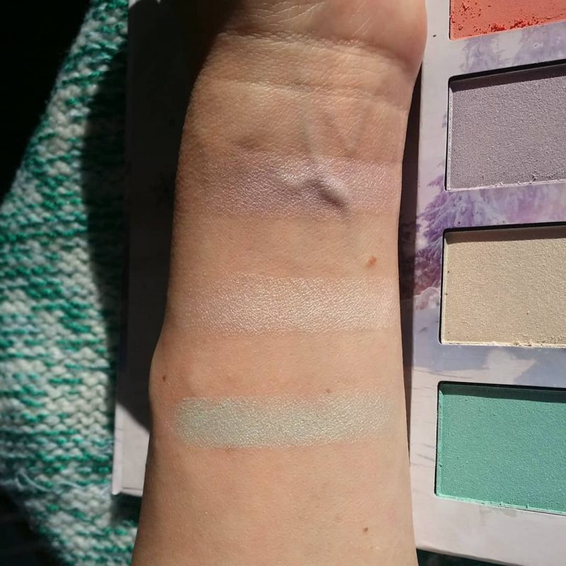 essence-palette-into-the-snow-glow-swatch