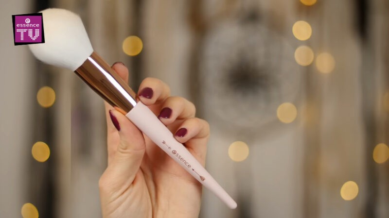 essence-its-brush-hour-face-brush