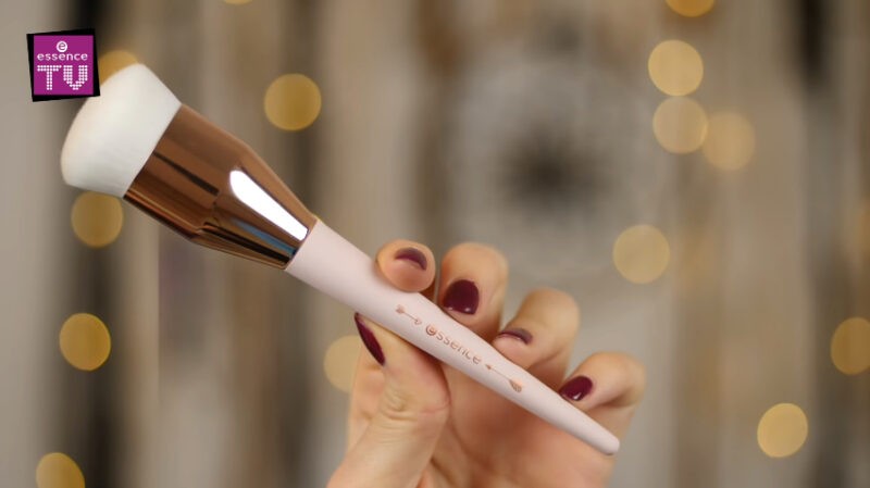 essence-its-brush-hour-foundation-buffer-brush