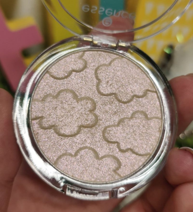 essence-catching-clouds-could-touch-highlighter