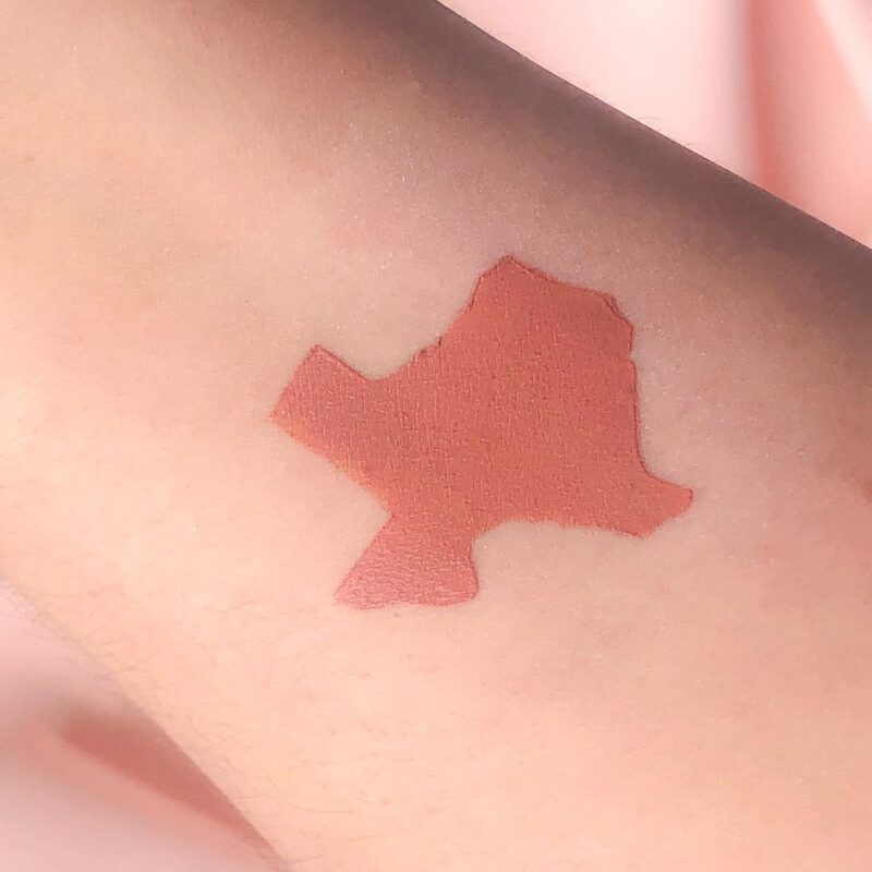 i-need-nude-lipstick-amorosa-swatch