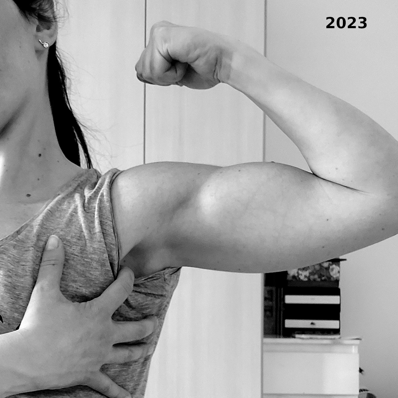 allenamento-pesi-donna-braccia