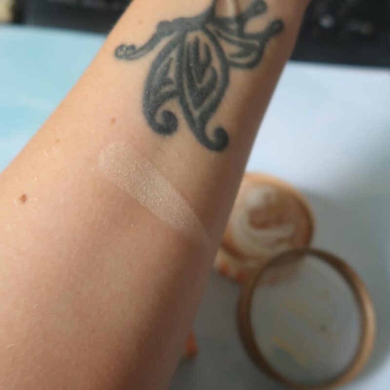essence-vintage-beach-highlighter-swatches