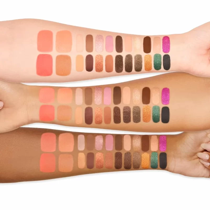 too-faced-you-drive-me-glazy-palette-swatches-natale-2022