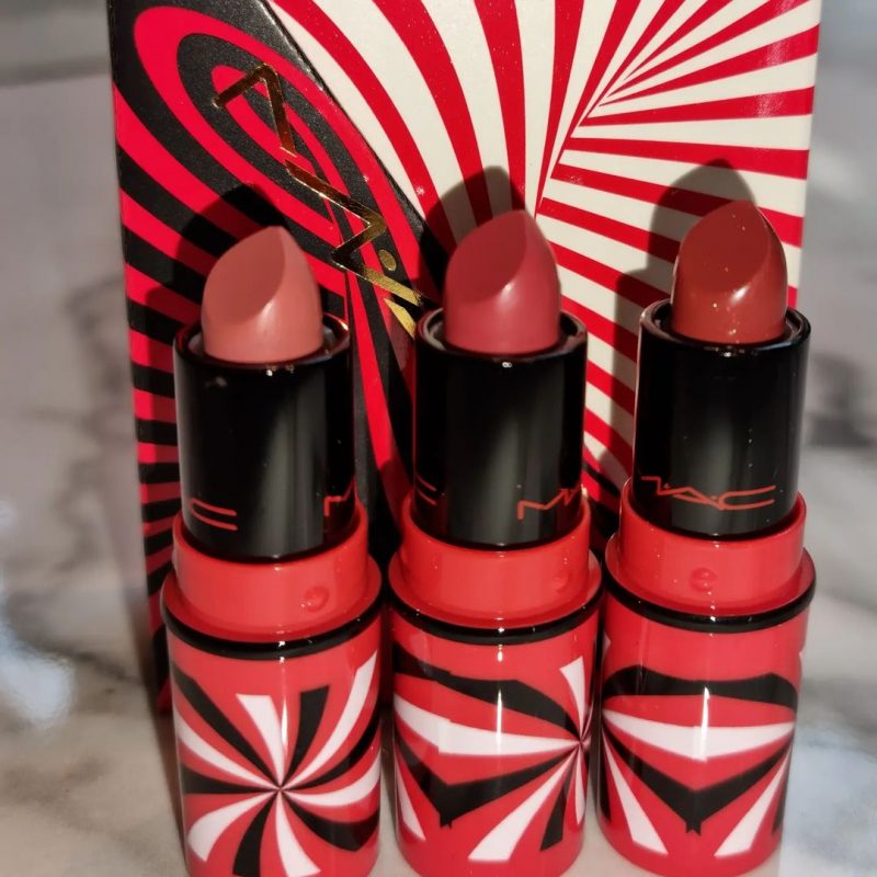 mac-cofanetti-natale-2021-tiny-tricks-mini-lipstick-neutral