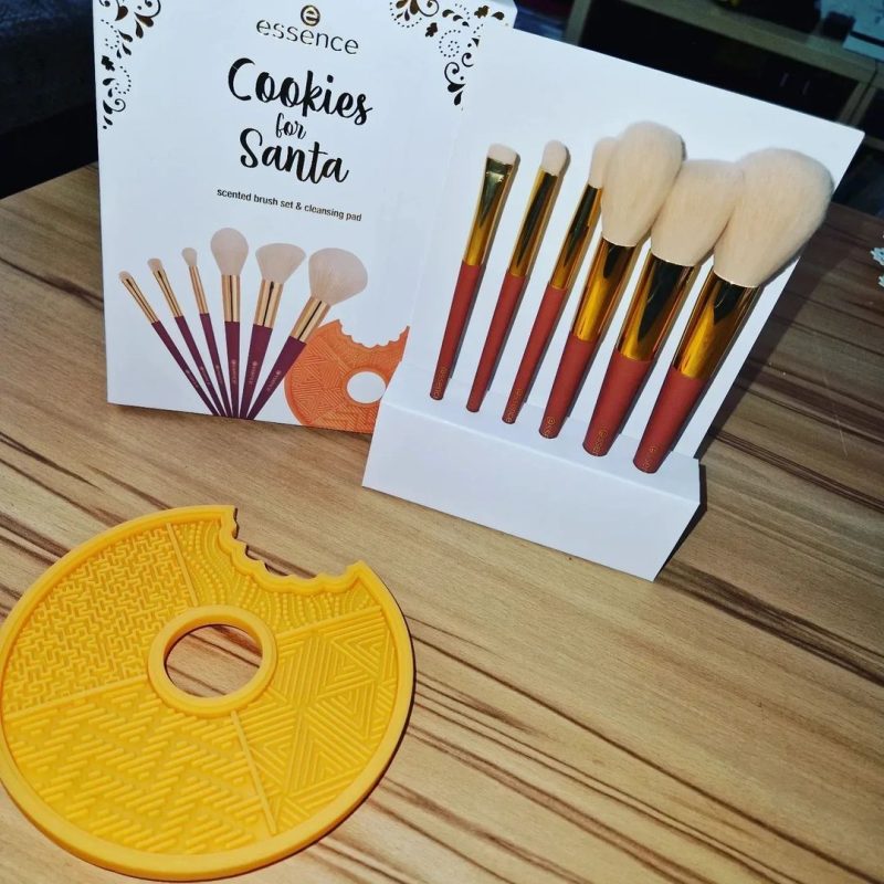 essence-cookies-for-santa-brush-set