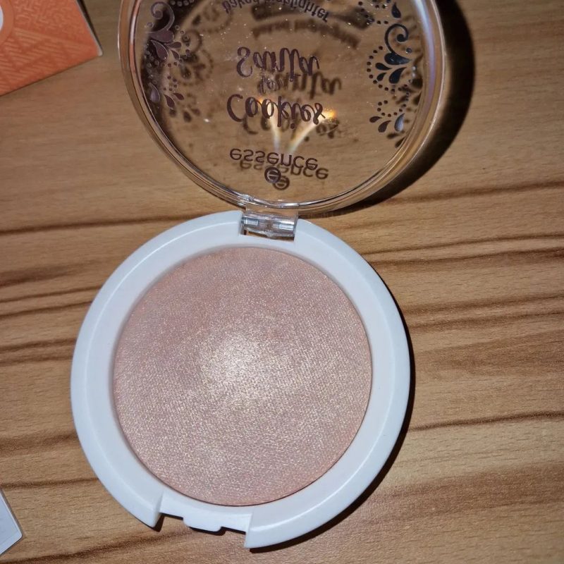 essence-cookies-for-santa-highlighter