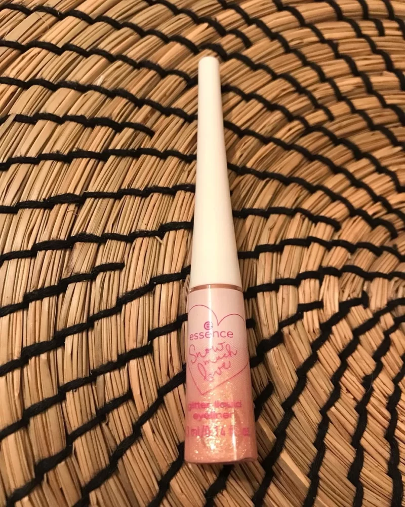 essence-snow-much-love-glitter-eyeliner