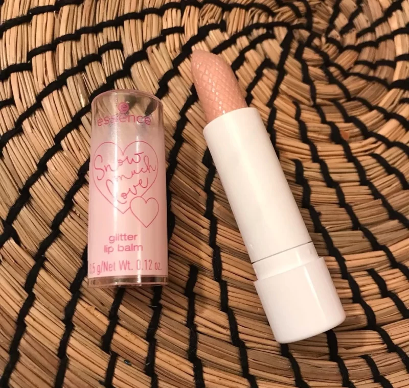 essence-snow-much-love-glitter-lip-balm