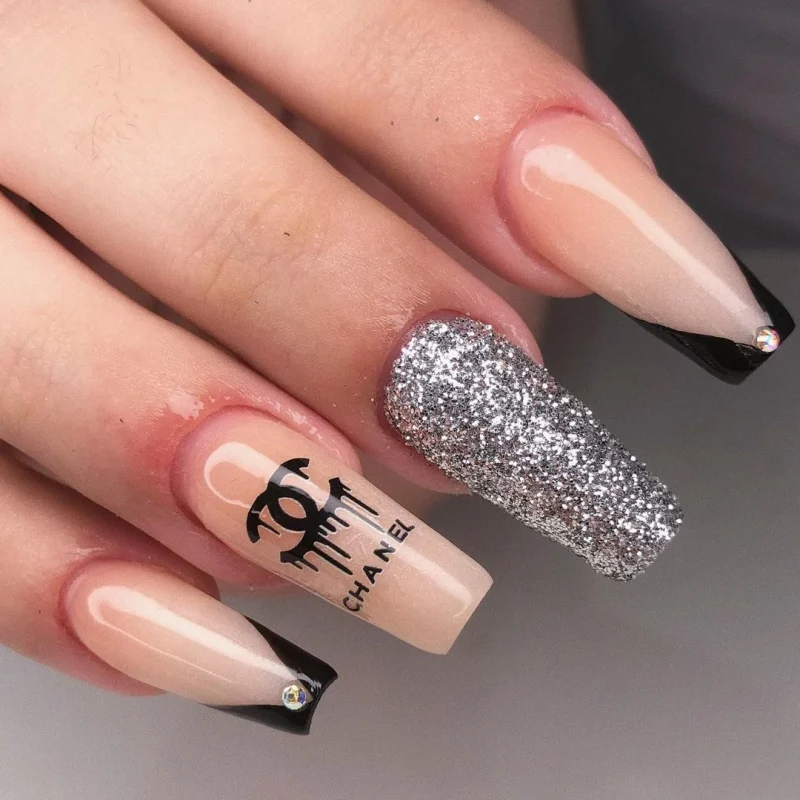 chanel-logo-nail-art