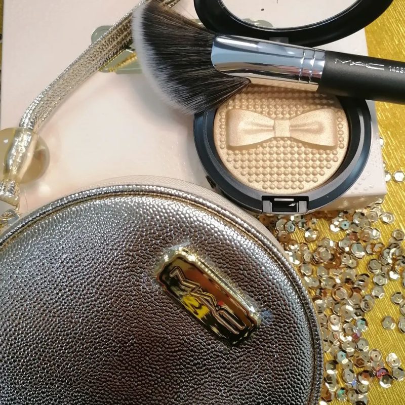 mac-natale-2022-indulgent-glow-face-kit