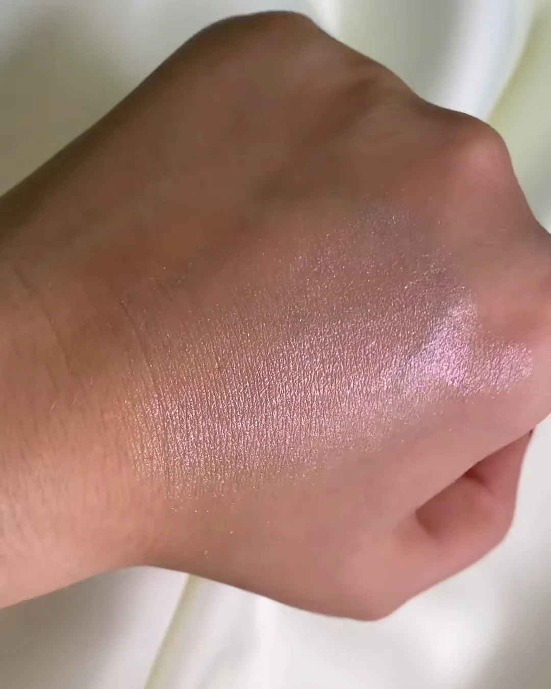 essence-chilly-vanilly-face-body-highlighter-swatches