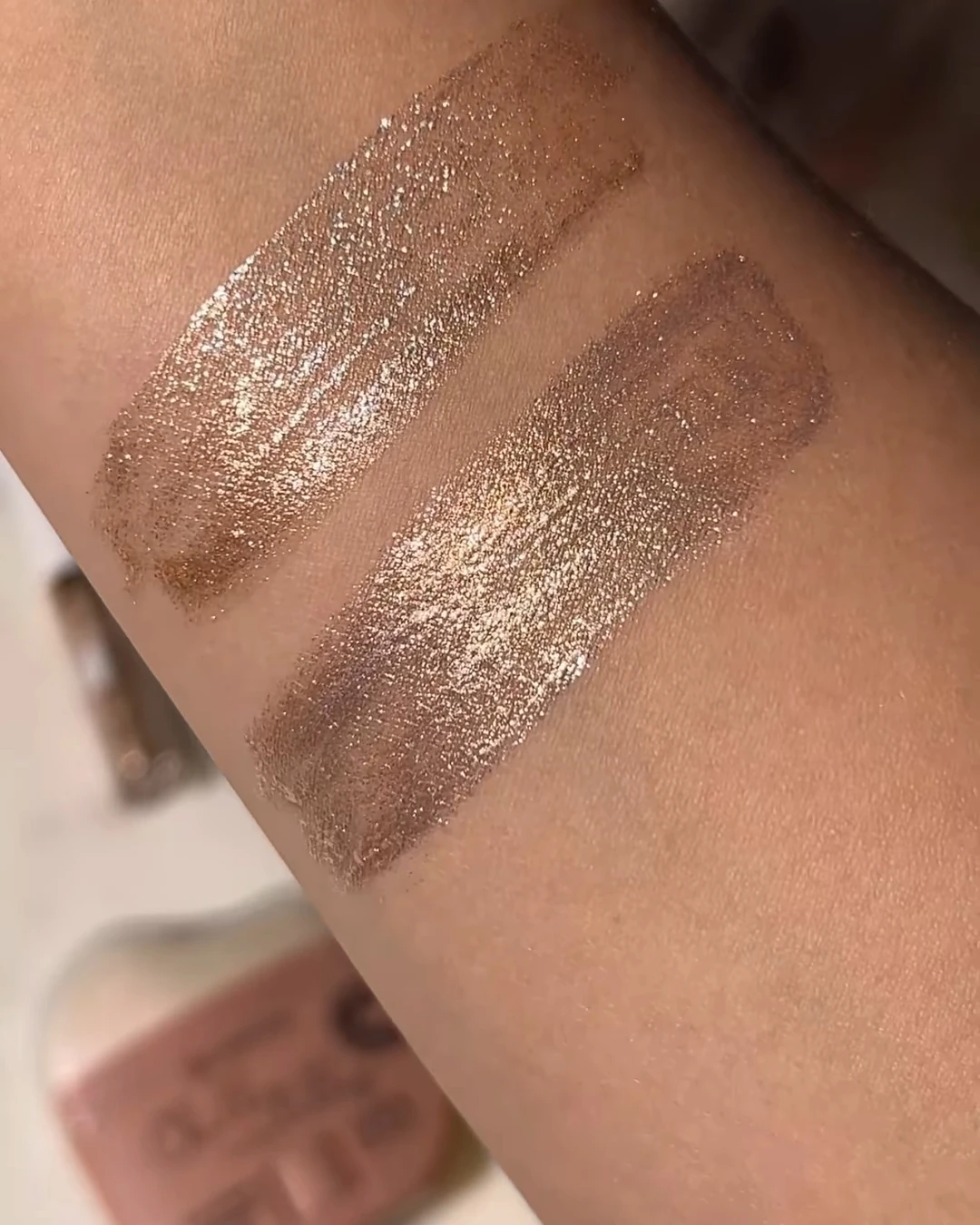 essence-chilly-vanilly-liquid-eyeshadow-swatches