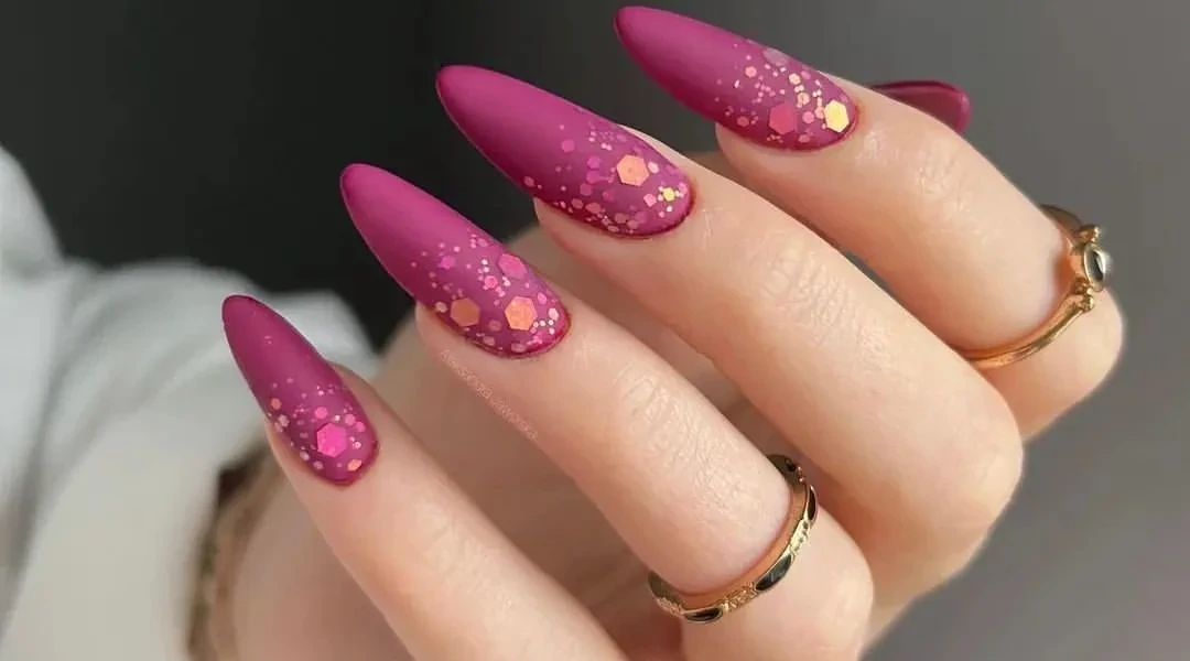 idee-unghie-viva-magenta-pantone-2023
