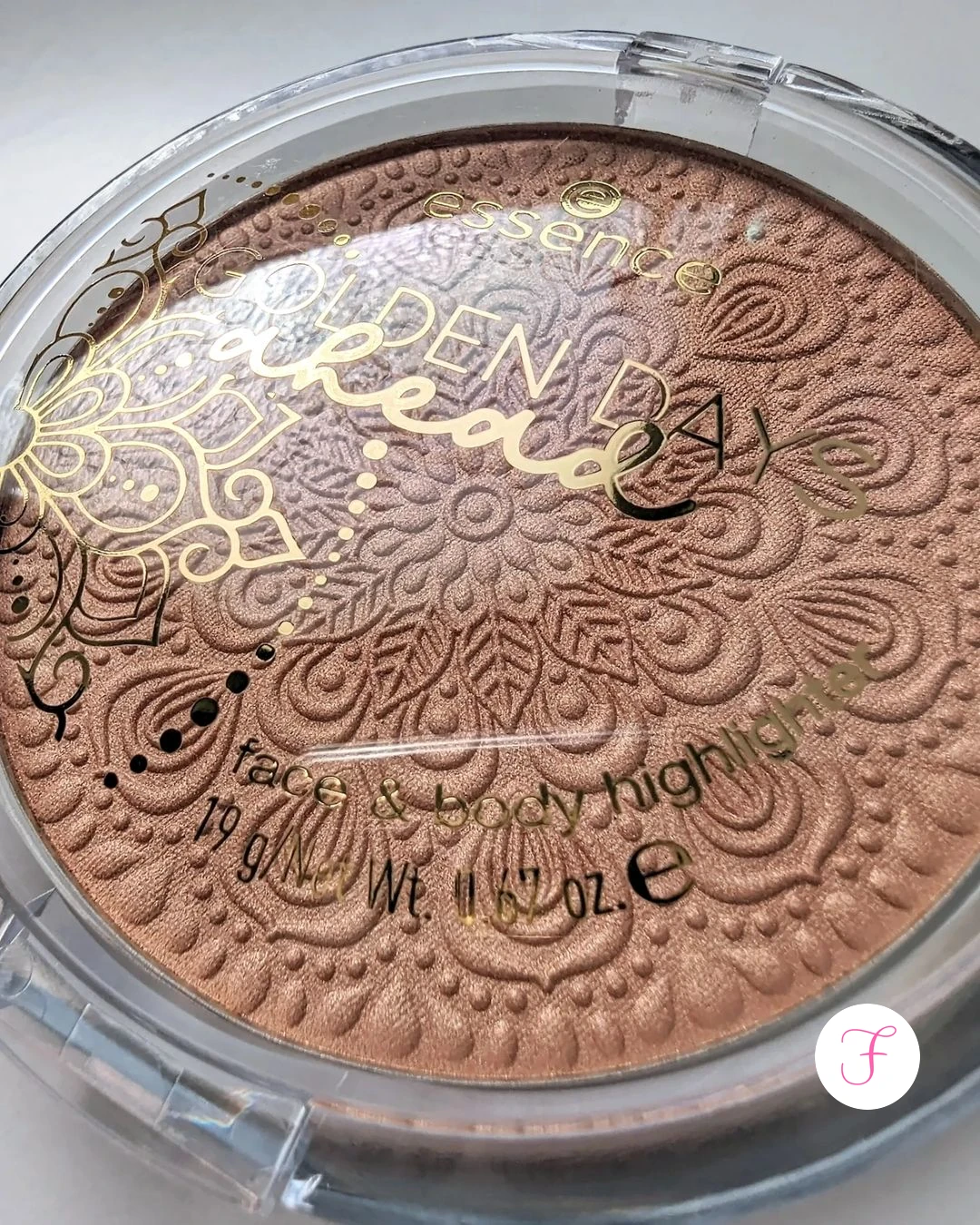 essence-golden-days-ahead-face-body-highlighter