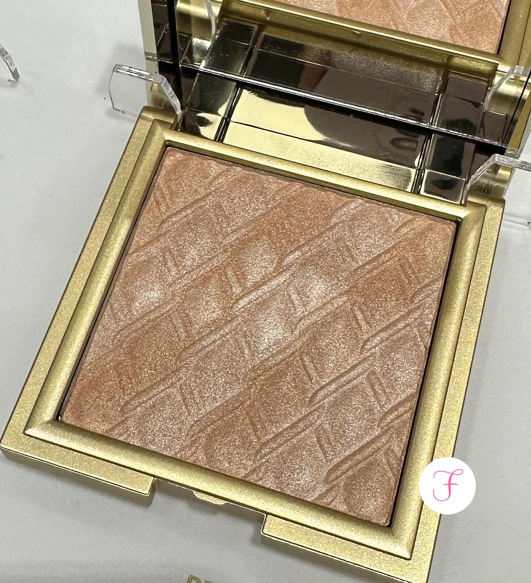 kiko-holiday-premiere-pearly-duo-face-highlighter