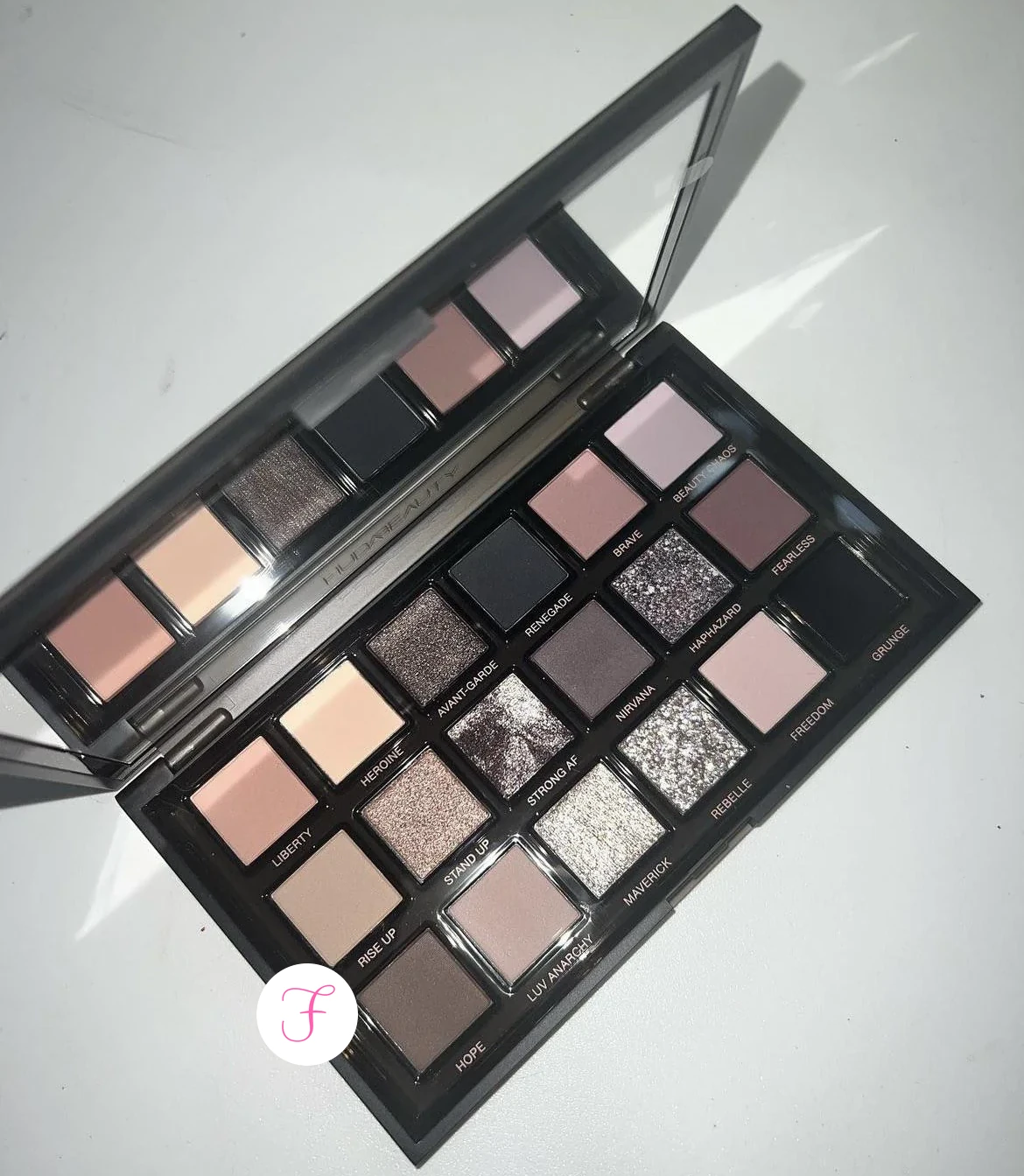 pretty-grunge-palette-huda-beauty